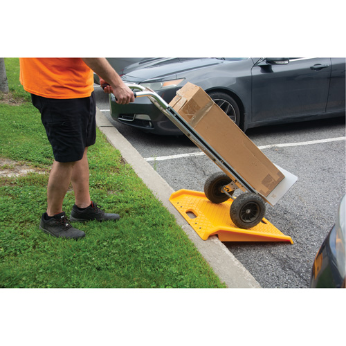 Rampe de trottoir portable en poly pour diable, Capacit&eacute; de 1000 lb, 27" la x 27" lo Haskins Industrial Inc.