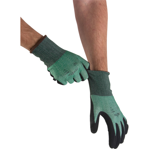Gants l&eacute;gers et haute dext&eacute;rit&eacute; r&eacute;sistants &agrave; la coupe, Taille 7, Calibre 21, Rev&ecirc;tement Mousse de nitrile, Enveloppe en Acier inoxydable/PEHP, ASTM ANSI niveau A3 Haskins Industrial Inc.