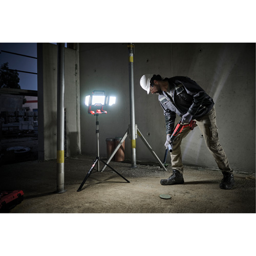 Lampe de travail &agrave; DEL professionnelle &agrave; panneaux pliants lumens sans fil 18V sur tr&eacute;pied, DEL, 3600 lumens Haskins Industrial Inc.