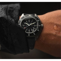 Montre Steel Navigator avec date sur ensemble bracelet en caoutchouc noir de trois morceaux, Num&eacute;rique, &agrave; piles, 41 mm, Noir Haskins Industrial Inc.